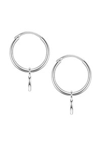 Pendientes de aro de plata con un diseño de doble aro y un pequeño acento de gota. Textura suave y acabado pulido para un aspecto brillante.
