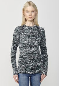 Pulover tricotat cu mânecă lungă în nuanțe de negru, gri și teal. Textură moale cu decolteu rotund, având un model subtil pe întreaga suprafață.