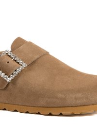 Chausson en suède marron, avec une large sangle et une boucle décorative ornée de strass transparents. Semelle en caoutchouc avec une finition texturée.