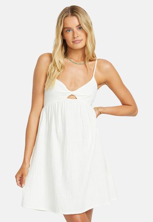 Weißes Baumwollkleid mit schwingendem Rock, verstellbaren Spaghetti-Trägern und einem vorderen Drehdetail. Leichtgewichtig mit strukturiertem Finish.