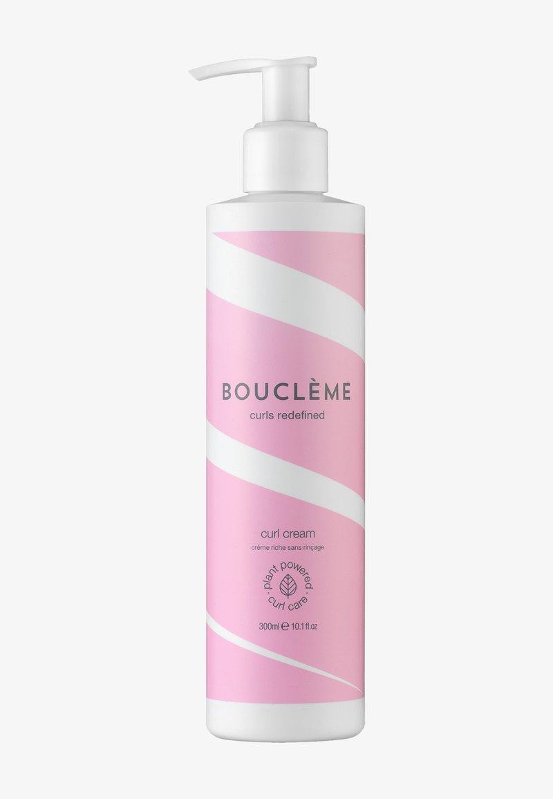 Weiße Pumpspenderflasche mit pink-weißem Wirbelmuster, beschriftet mit "Bouclème Curl Cream", pflanzenbasierte Formel, 300 ml für Lockenpflege.