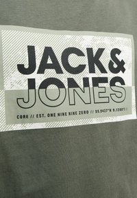 Jack & Jones Junior JCOLOGAN TEE CREW NECK JNR - Camiseta estampada - agave green