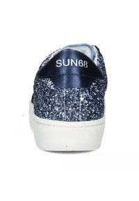 Sneaker blu glitter con suola in gomma bianca e un tallone in tessuto blu navy con il testo "SUN68". Superficie liscia con un aspetto scintillante.