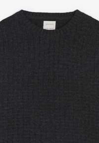 Suéter de punto gris oscuro con cuello redondo. Presenta un patrón acanalado texturizado en toda la prenda. Etiqueta visible en el interior del cuello.