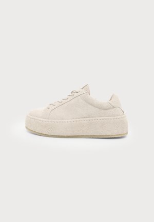 Baskets à plateforme en daim beige avec semelle épaisse et fermeture lacée, vues de côté sur fond blanc uni.