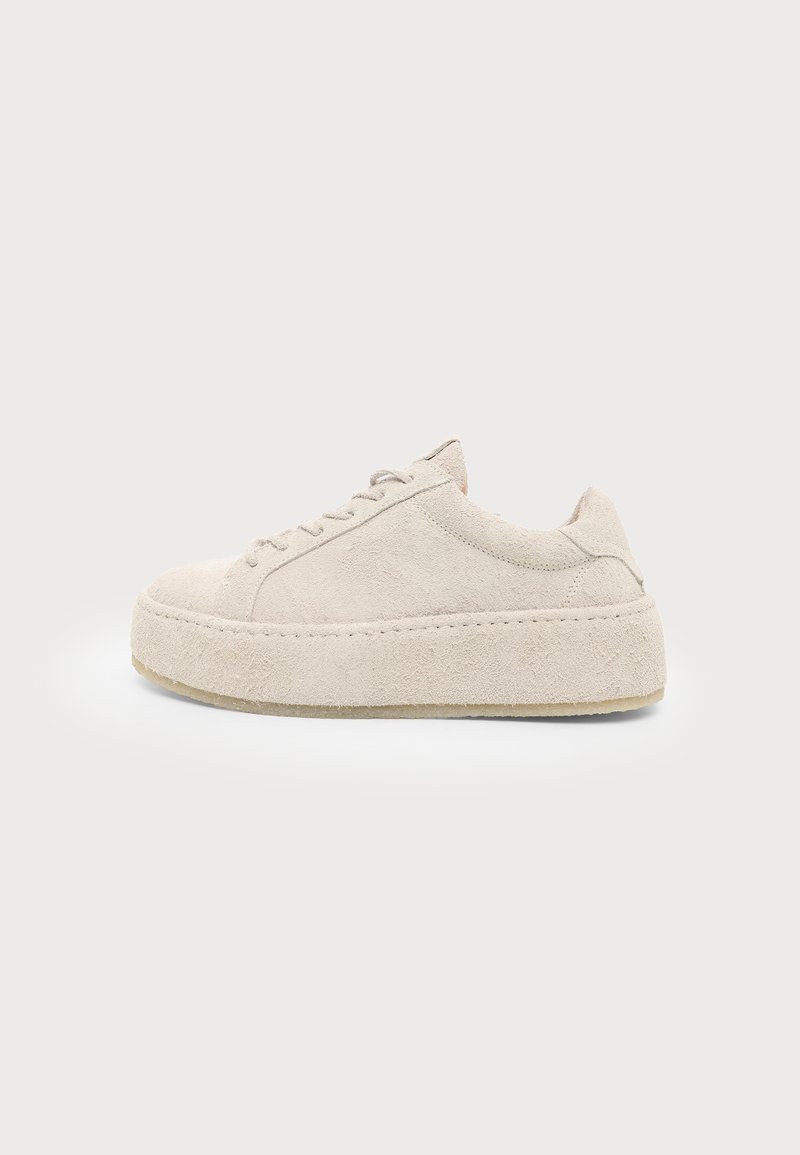 Baskets à plateforme en daim beige avec semelle épaisse et fermeture lacée, vues de côté sur fond blanc uni.
