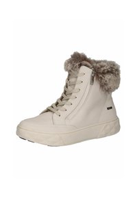 Zapatilla alta beige con un cuello de pelaje marrón claro, frontales con cordones, cremallera lateral y una suela blanca texturizada. Material sintético suave.