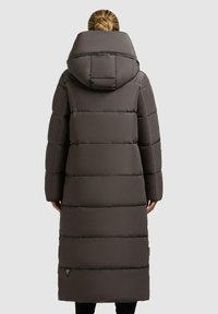 Lange donkergrijze pufferjas met een grote capuchon, horizontale stiksels en zijzakken, die een gestructureerde uitstraling en warmte biedt.