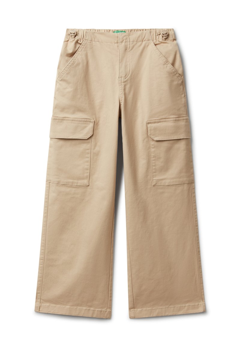 Beige široké cargo kalhoty se velkými předními klopovými kapsami a elastickým pasem s nastavitelnými bočními popruhy.
