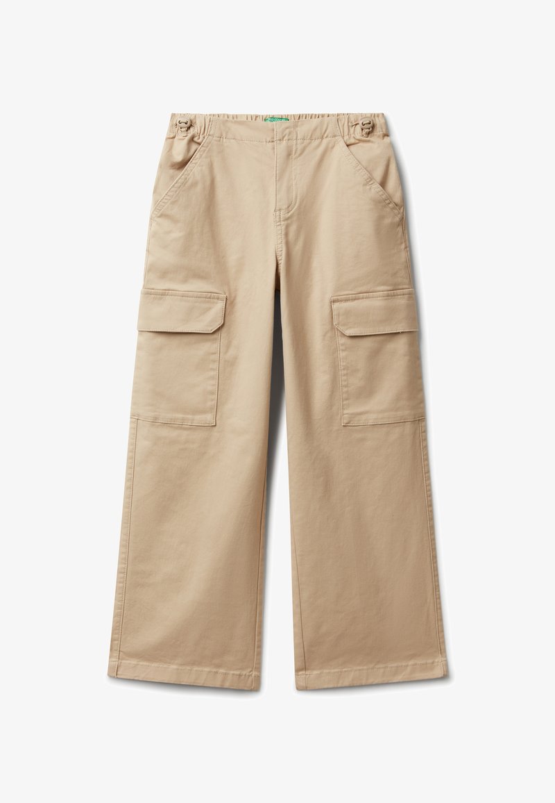 Beige široké cargo kalhoty se velkými předními klopovými kapsami a elastickým pasem s nastavitelnými bočními popruhy.
