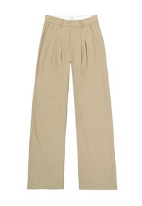 Pantalons beige à jambes larges en tissu doux, avec des plis sur le devant, une taille plate et des poches latérales ; des ourlets droits terminent le bas.