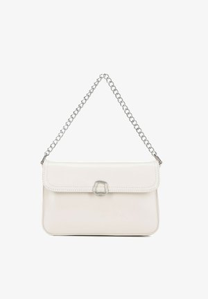 Witte lederen schoudertas met zilveren kettingriem en vierkante zilveren gesp op de voorflap sluiting.