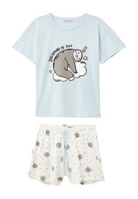 Camiseta de algodón azul claro con un gráfico de un perezoso y el texto "SOÑANDO CONTIGO"; combinada con pantalones cortos blancos que presentan un patrón de perezosos y estrellas.