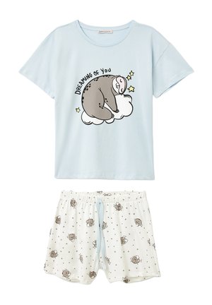 Lichtblauwe katoenen T-shirt met een luiaard grafiek en de tekst "DREAMING OF YOU"; gecombineerd met witte shorts met een luiaard- en sterrenpatroon.