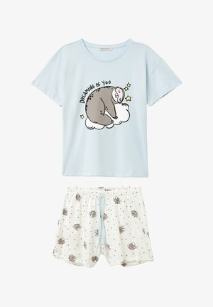 Lichtblauwe katoenen T-shirt met een luiaard grafiek en de tekst "DREAMING OF YOU"; gecombineerd met witte shorts met een luiaard- en sterrenpatroon.