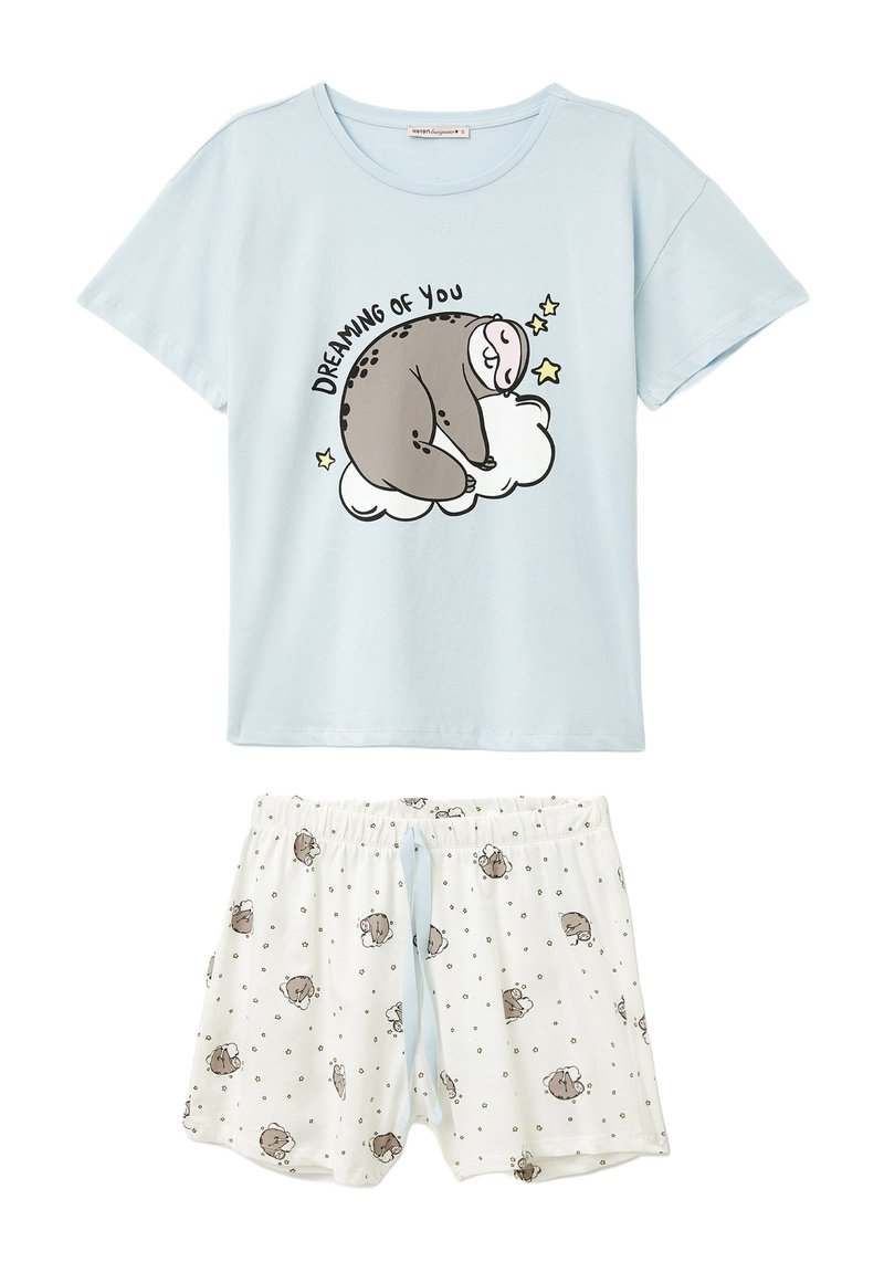 Camiseta de algodón azul claro con un gráfico de un perezoso y el texto "SOÑANDO CONTIGO"; combinada con pantalones cortos blancos que presentan un patrón de perezosos y estrellas.