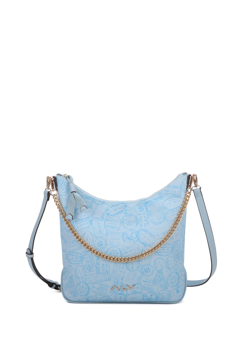 Borsa a mano azzurro chiaro con motivo a biglietto in rilievo, accentuata da una catena dorata, texture liscia e tracolla removibile. Forma arrotondata con chiusura a zip.