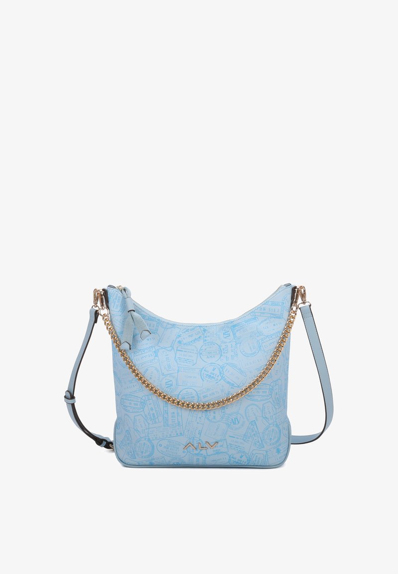 Borsa a mano azzurro chiaro con motivo a biglietto in rilievo, accentuata da una catena dorata, texture liscia e tracolla removibile. Forma arrotondata con chiusura a zip.