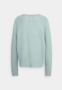 Pull en tricot bleu clair à manches longues avec col rond, vu de dos, sur un fond blanc uni.