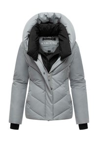 Veste isolée grise avec une capuche doublée de fourrure noire et fermeture éclair, présentant un matelassage en chevrons et des accents de poignet noirs.