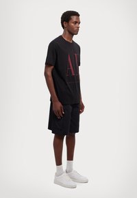 Armani Exchange Marškinėliai su spaudiniu - black/cabernet