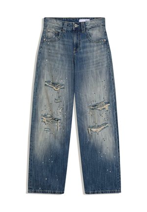 Niebieskie jeansy o prostych nogawkach z przetartymi rozdarciami na udach i rozsianymi małymi srebrnymi ćwiekami zdobiącymi przód.