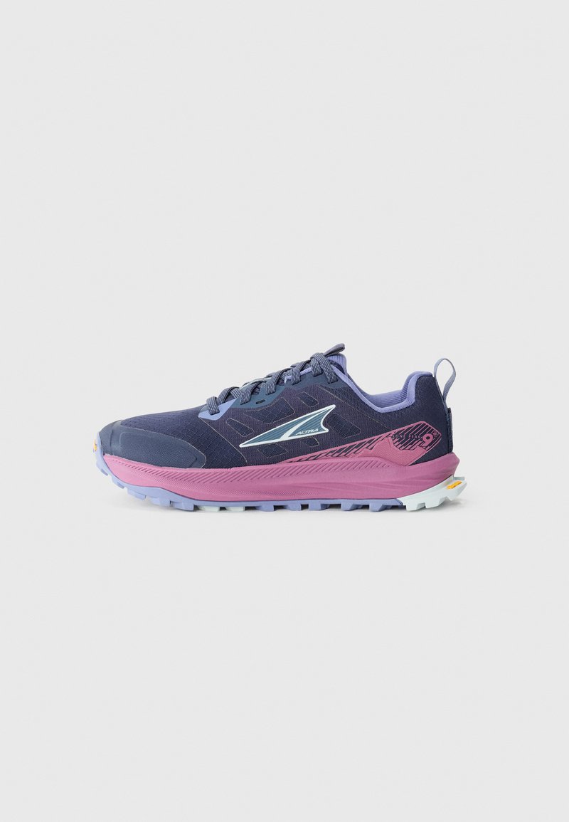 Lilla løpesko med teksturert mesh-overdel, med en gradient rosa mellomsåle, kontrasterende hvit yttersåle og reflekterende detaljer.
