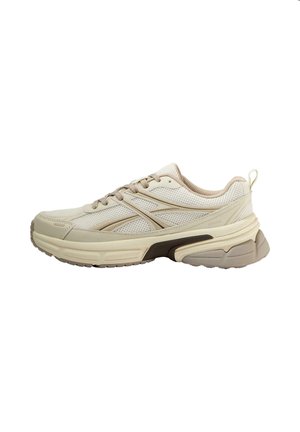 Pantof sport bej și crem, cu talpă joasă, confecționat din material textil tip plasă, șireturi, guler căptușit și talpă groasă, texturată.