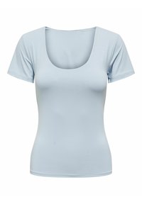 Lyseblå t-skjorte med korte ermer og rund hals, laget av et glatt, elastisk stoff; tettsittende silhuett med minimale sømmer.