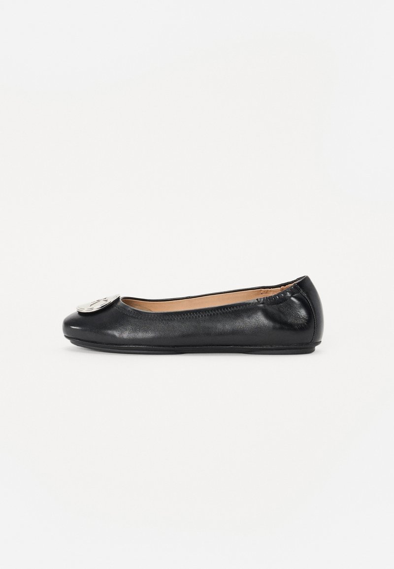 Ballerines en cuir noir avec un bout rond et un grand accent décoratif métallique à l'avant. Texture lisse et design discret.
