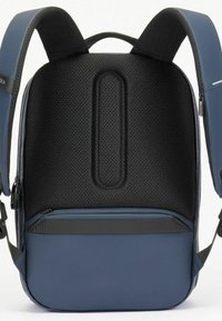 Zaino con tessuto blu, pannello in rete nera, spallacci imbottiti e una tasca frontale con zip. Presenta un design elegante e moderno.