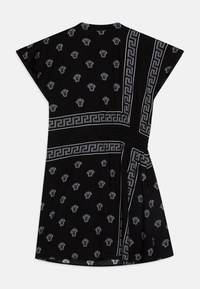 Juoda suknelė, pasižyminti pasikartojančiu šunų galvų ir geometrinių raštų dizainu pilkos spalvos. Su trumpomis rankovėmis ir elastine juosta, užtikrinančia patogumą.