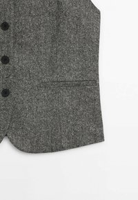 Miesten harmaa liivi, joka on valmistettu teksturoidusta kankaasta. Siinä on kuusi mustaa nappia, yksi rinnatasku ja kaksi vinosti sijoitettua sivutaskua.