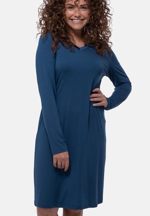 Abito a maniche lunghe di un blu profondo, realizzato in tessuto morbido. Presenta un scollo a V, vestibilità ampia e tasche laterali. Tessuto liscio e leggermente elastico.