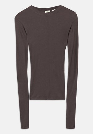 Chemise à manches longues marron foncé en matériau côtelé, avec un col arrondi et une silhouette ajustée. Texture lisse sur l'ensemble.