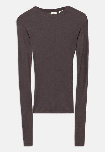 Tamsiai rudos spalvos, ilgomis rankovėmis marškiniai, pagaminti iš pagamintų medžiagų, su apvaliu iškirpimu ir prigludusia siluetu. Lygi tekstūra per visą paviršių.