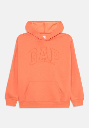 Sudadera naranja con un bolsillo canguro delantero y capucha con cordón. Presenta el logotipo "GAP" en relieve del mismo color en el pecho. Textura de tela suave.
