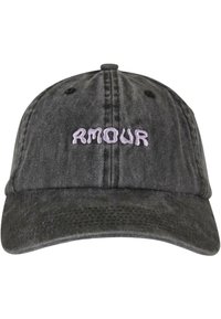 Căciulă de baseball din denim negru cu o margine curbă, având brodat textul "RMOUR" în lavandă. Material texturat și curea ajustabilă în spate.