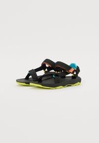 Sorte sandaler med justerbare remmer, med fargerike detaljer i blått, oransje og gult, og en teksturert svart og grønn såle.