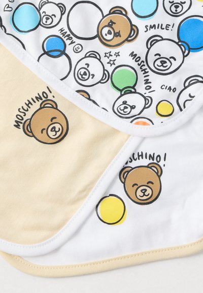 Τρία βαμβακερά σαλιάρια με παιχνιδιάρικα σχέδια αρκούδων και πολύχρωμους κύκλους. Ο σχεδιασμός περιλαμβάνει παστέλ αποχρώσεις με ανοιχτό μπεζ και λευκά φόντα.