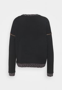 Sudadera negra de manga larga con puños, dobladillo y cuello con un patrón multicolor, que presenta un sutil detalle de costura naranja en las mangas superiores.