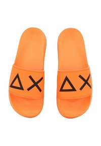 Infradito arancioni con design geometrici neri che presentano un triangolo, una croce e un altro triangolo sulle cinghie. Materiale liscio e morbido.