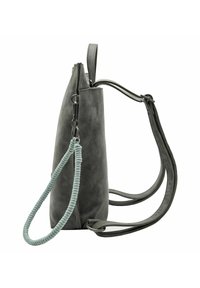 Bolso de cuero gris con un diseño acampanado, que presenta un acabado texturizado y un detalle de correa en verde menta. Incluye una correa de hombro ajustable.