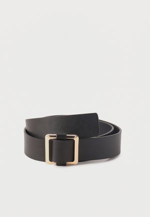 Ceinture en cuir noir enroulée avec une boucle carrée en métal doré sur fond blanc.