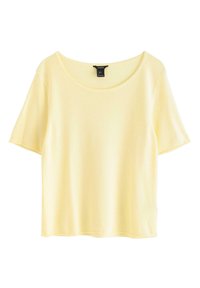 Blød, gul kortærmet T-shirt med vid halsudskæring og en afslappet pasform. Glat tekstur med en subtil glans og ingen synlige mønstre eller detaljer.