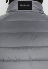 Calvin Klein SIDE LOGO VEST - Colete - grey fog