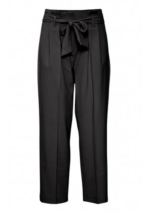 Czarne spodnie o wysokim stanie wykonane z gładkiego materiału, z przodem w kokardkę, plisami i zwężanymi nogawkami.
