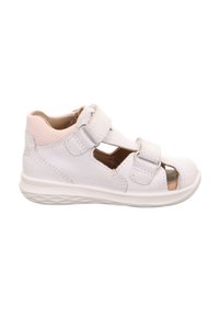 Weiße Kindersandalen mit Ausschnitten, aus strukturiertem Material. Mit Klettverschlüssen zur Anpassung und einer robusten Gummisohle.