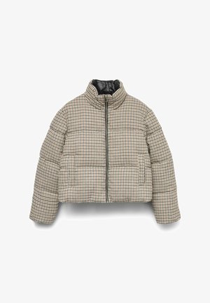Skrajšana puhasta jakna v bež in rjavi karirasti vzorec s stojčasto ovratnico, sprednjim zadrgo in oblazinjeno teksturo.