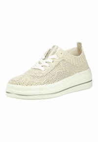 Baskets beiges à motif dentelle avec lacets blancs, semelle blanche épaisse et éclat métallique sur la languette, inclinées pour montrer les détails avant et latéraux.